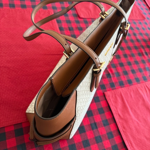 Michael Kors Gilly Large Drawstring travel tote - Picture 3 of 6